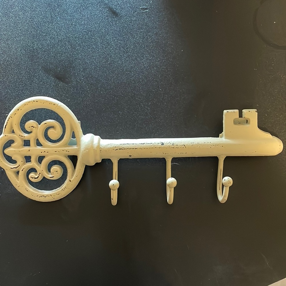 Shabby Chic metal key, key holder! Cream color